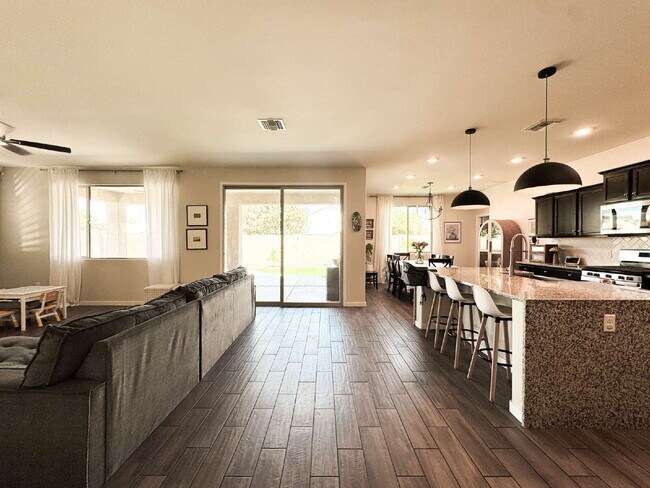 Foto del edificio - "Spacious 4-Bedroom, 2.5-Bathroom SOLAR Home in Mesa del Sol!"