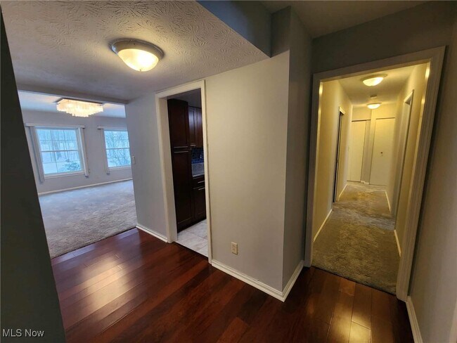 Foto del edificio - 6960 Carriage Hill Dr