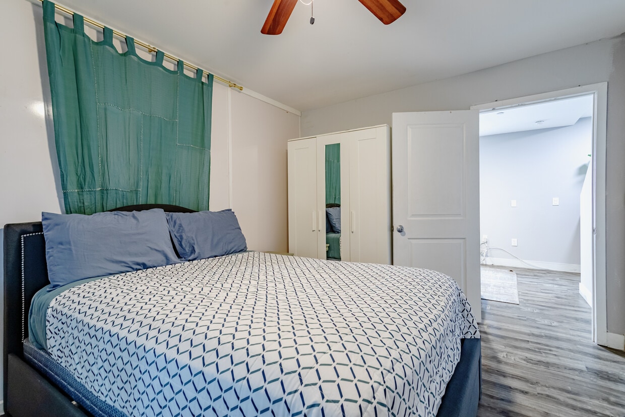 1 Queen Bed with closet - 1252 W 37th Dr