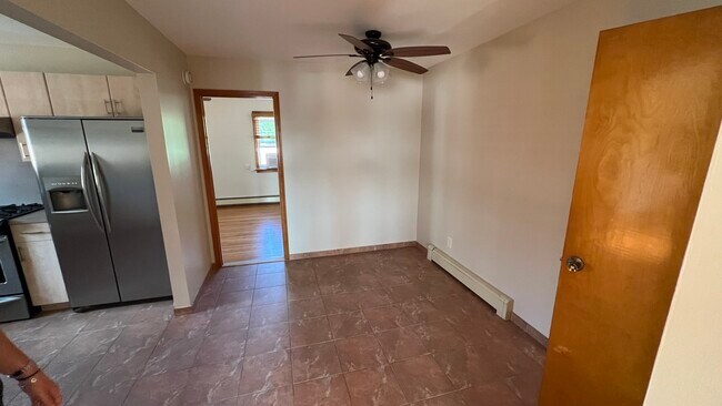 Kitchen - 664 Chase Ave