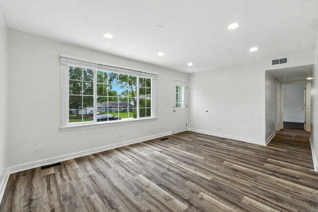 Building Photo - 1111 S Washington St