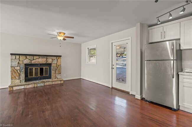 Foto del edificio - Room in House on Merry Oaks Trail