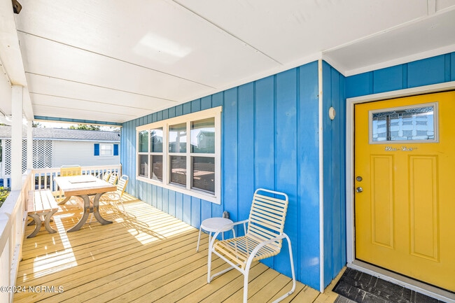 Building Photo - 928 E Dolphin Dr