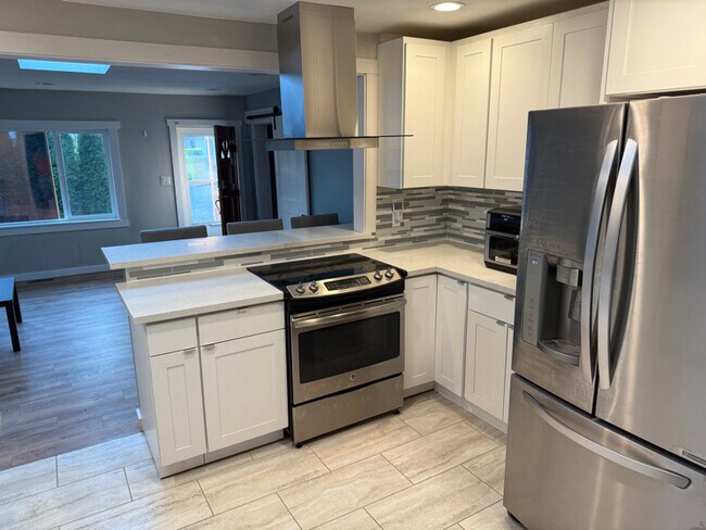 Building Photo - 900 Ferndale Cir NE