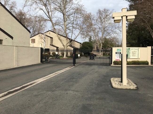 Building Photo - Upscale condo located in gated Community!