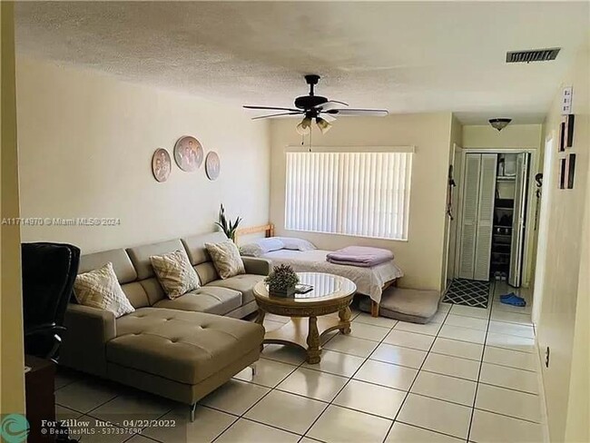 Foto del edificio - 7387-7389 NW 76th St