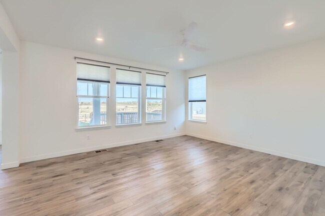 Foto del edificio - $250 credit for July/Aug/Sept Stunning Hom...