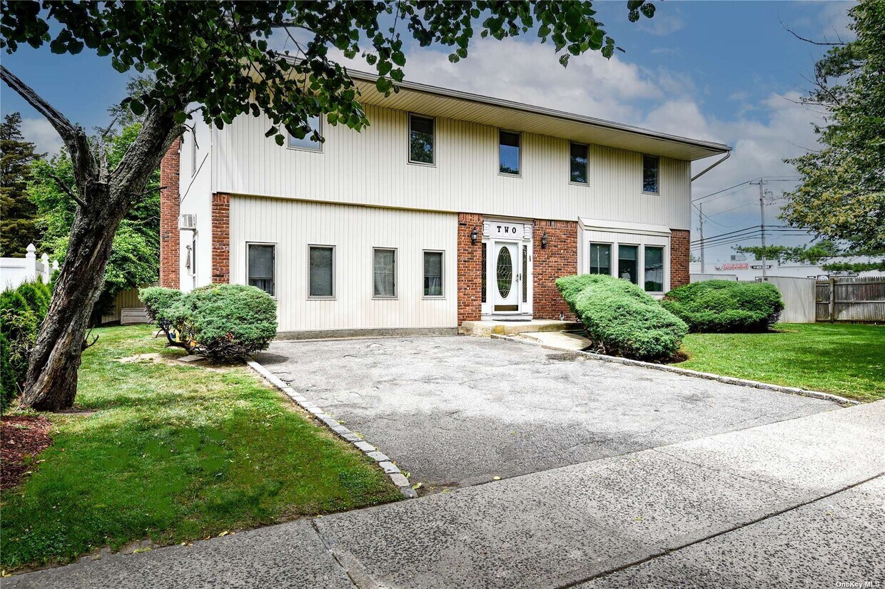 Primary Photo - 2 Turnberry Ln