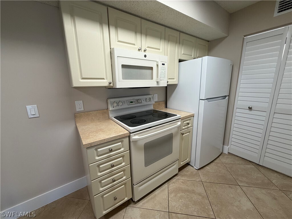 Foto del edificio - 2094 Arbour Walk Cir