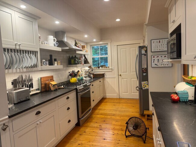 Foto del edificio - Short term- 4 Bedroom just two blocks from...