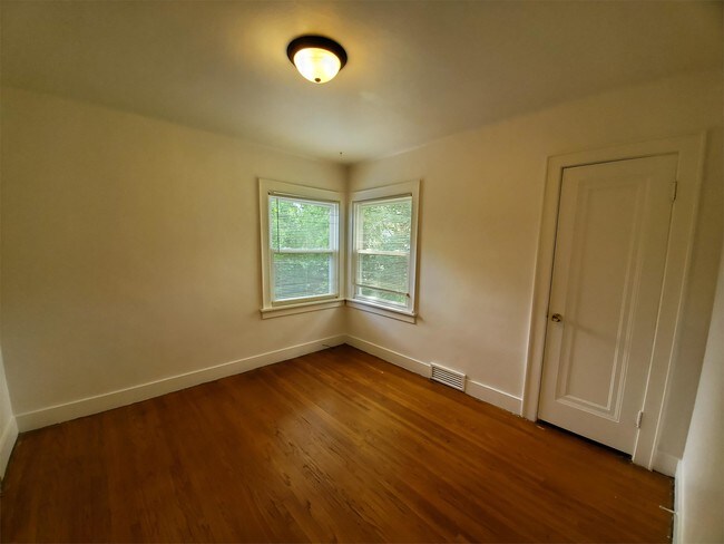 Building Photo - 708 W 18th St