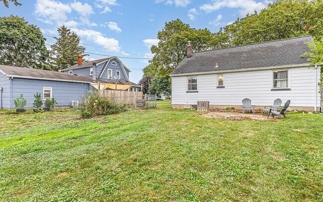 Building Photo - 11 Hedge St