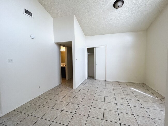 Building Photo - Spacious 3-bedroom home