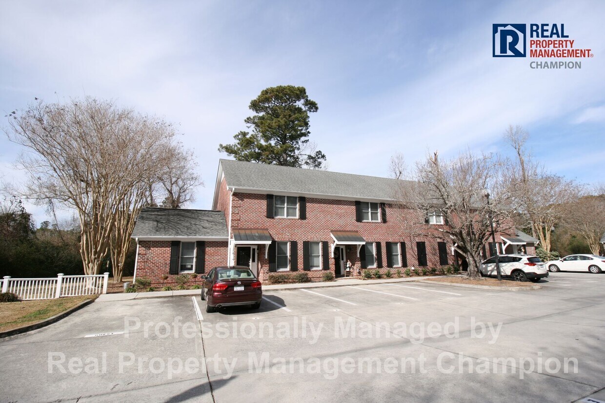 Foto principal - Adorable 2 BD Townhome with Private Patio