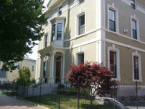 Building Photo - 727 Congress St