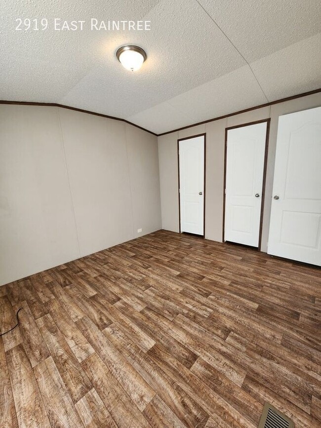 Foto del edificio - 2919 East Raintree-