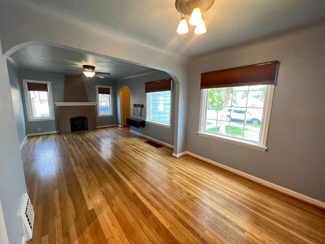 Building Photo - 4 bed 2 bath home centrally located