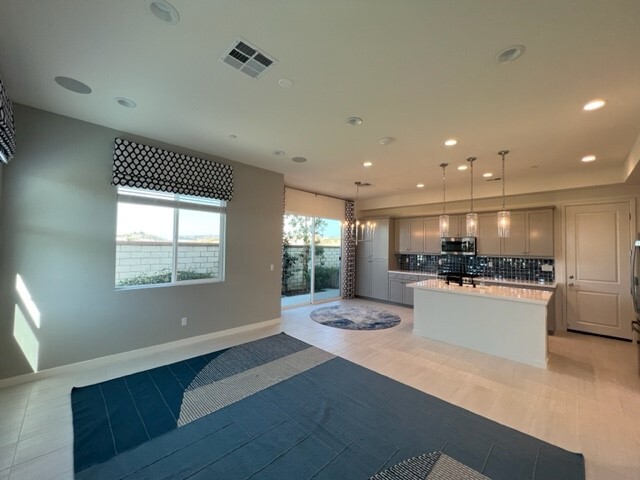 Building Photo - 494 Clubhouse Dr