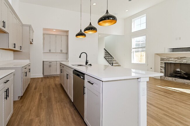 Building Photo - Beautiful Home For Rent near the Universit...