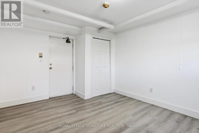 Building Photo - 49 Cuffley Crescent S