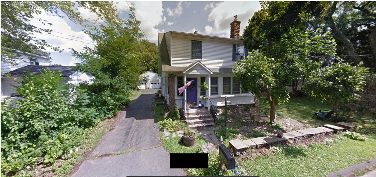 2 Apartment Home in Avon CT - 14 Eddy St