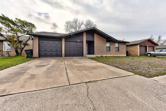 Building Photo - Gorgeous 3BD/2BTH Home Minutes from I-35 a...