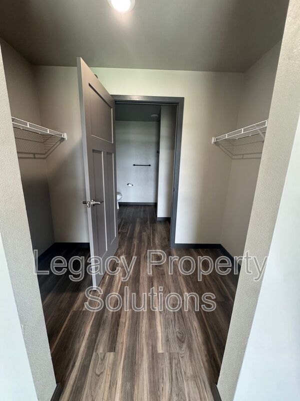 Foto del edificio - 220 E Greenfield Ln