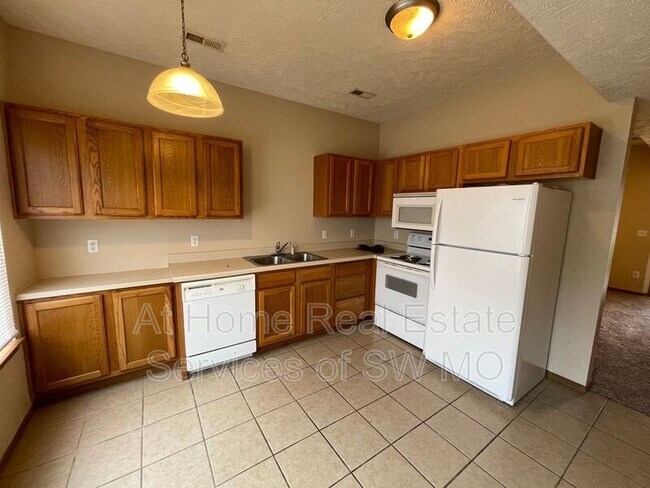 Building Photo - 5590 N Green Ln