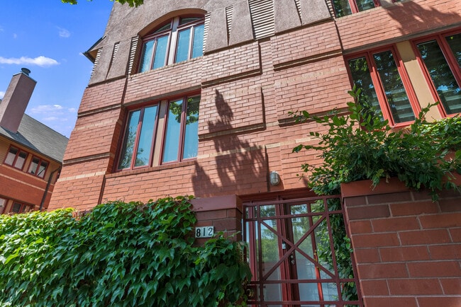 Building Photo - 812 E Kilbourn Ave