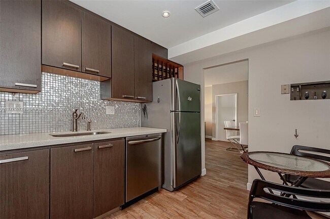 Foto del edificio - 500 Bayview Dr