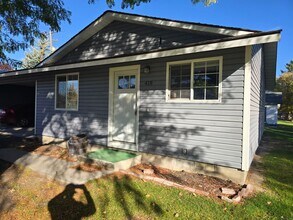 Building Photo - 416-418 Eastland Dr N