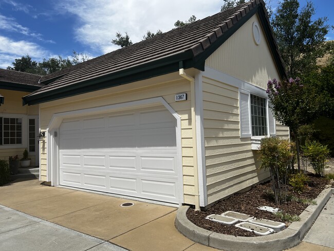 Foto del edificio - 1367 Shell Ln