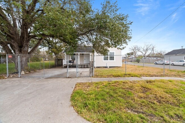 Building Photo - REMODELED 3 BEDROOM ON A CORNER LOT