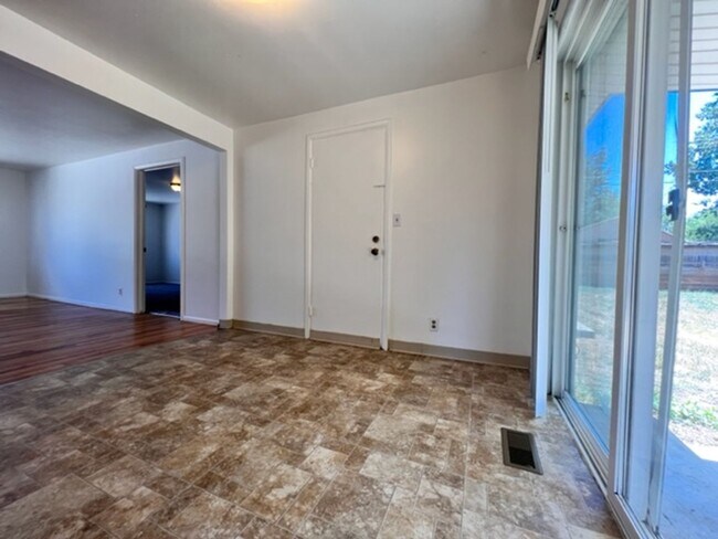 Building Photo - 43rd - 317