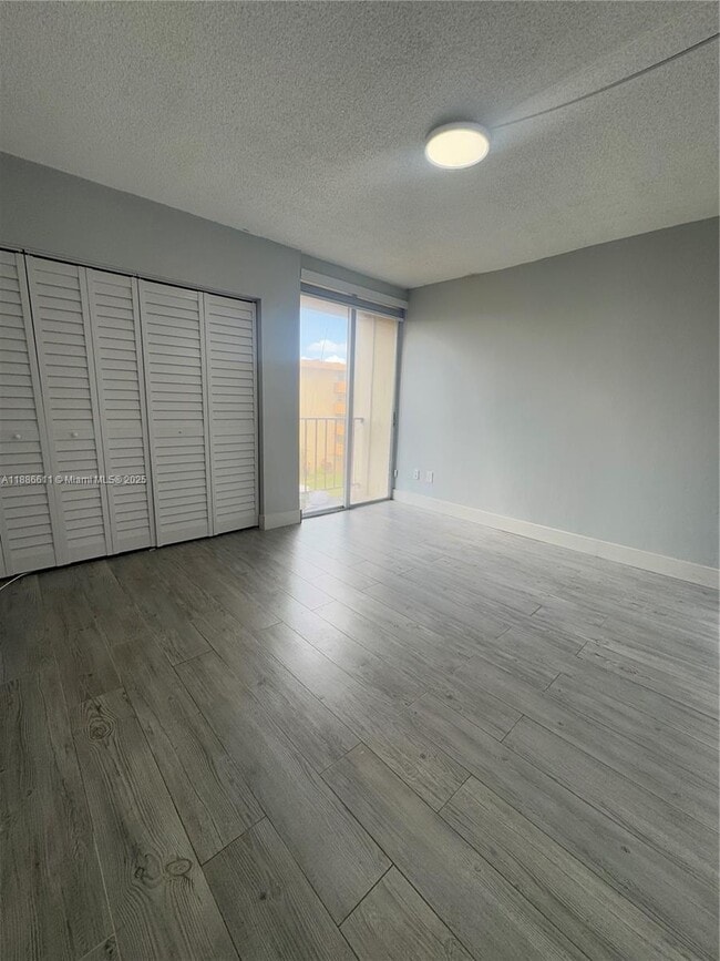 Foto del edificio - 9220 Fontainebleau Blvd