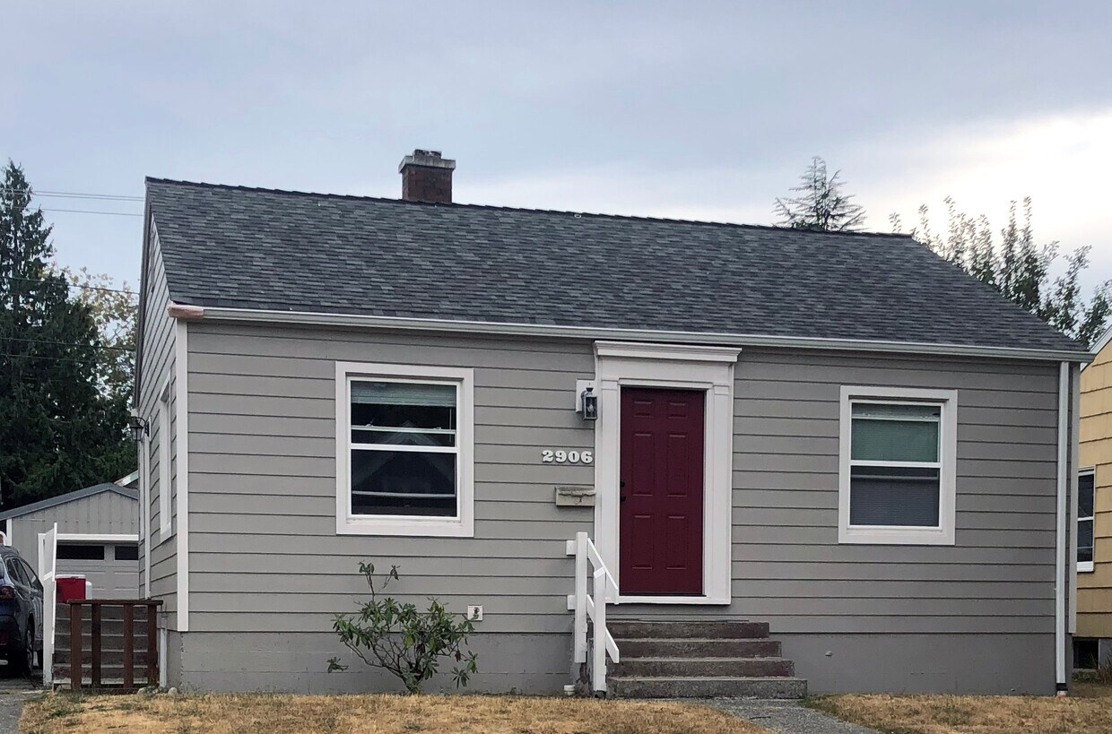 Comfy house, 2 BR & 1 BA upstairs, 2 BR & 1 BA downstairs + laundry room & strorage room - 2906 N 16th St