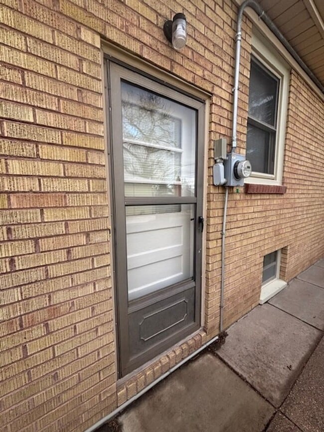 Building Photo - 419 W 5th Ave