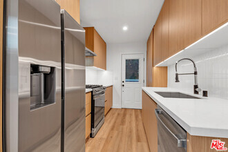 Building Photo - 950 Havenhurst Dr