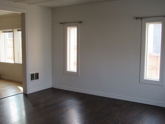 Building Photo - 741 N Lincoln St