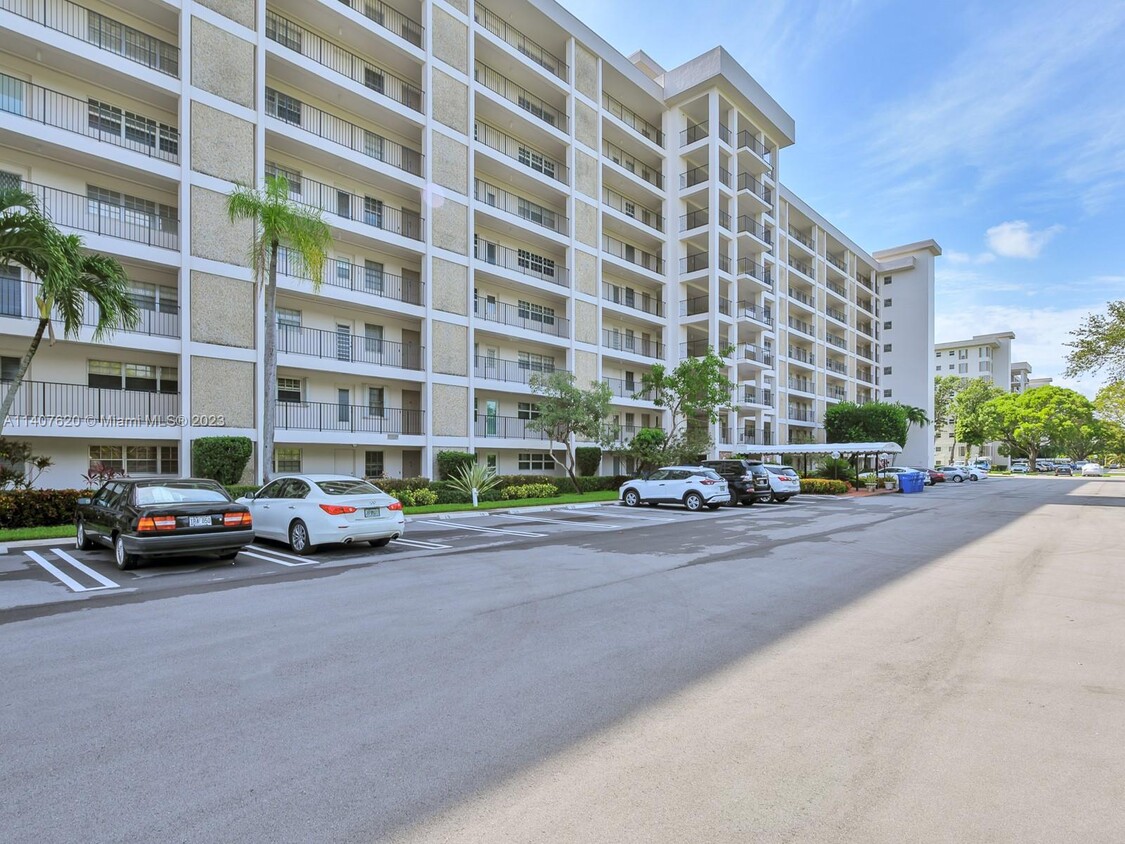 Primary Photo - 3250 N Palm Aire Dr