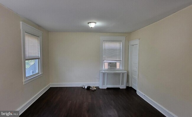 Building Photo - 336 S Cedar Ln