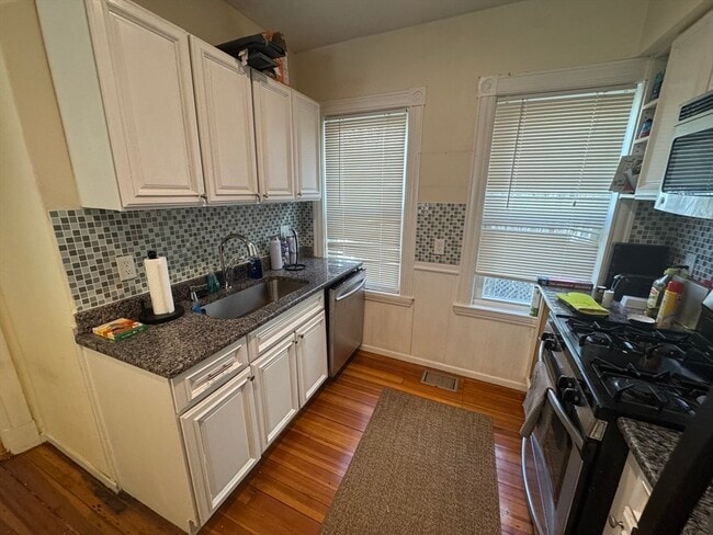 Building Photo - 5 Oak Square Ave