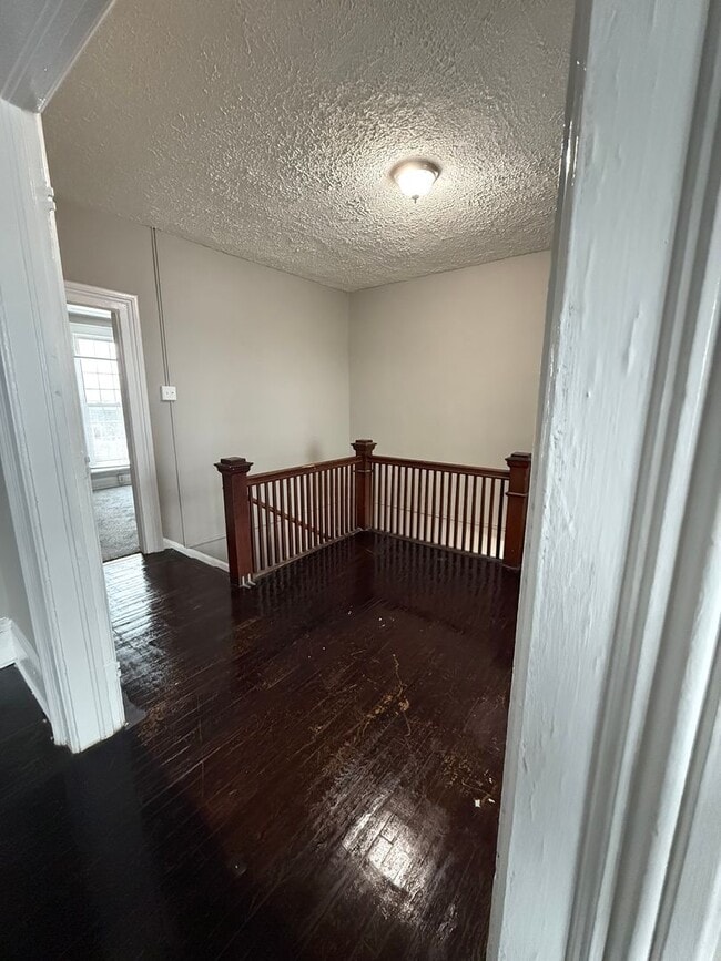 Building Photo - 2 bedroom 1 bath Upstairs Downtown Duplex