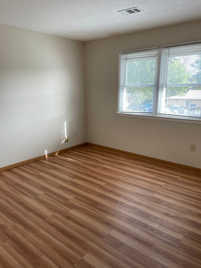 Building Photo - 1 Bedroom, 1 Bathroom Townhouse in LeClair...