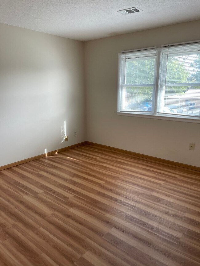 Foto del edificio - 1 Bedroom, 1 Bathroom Townhouse in LeClair...