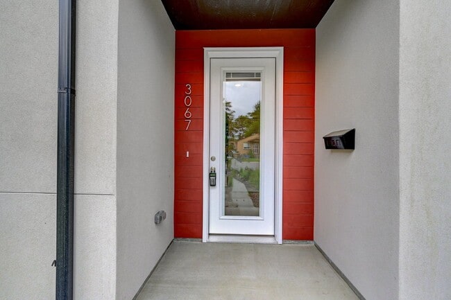 Foto del edificio - $3,900 - 4 Bed, 3.5 Bath Updated Townhome ...