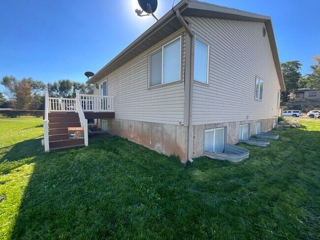 Building Photo - Twin Home 7 Bedrooms 3 Full baths- 2 Car g...