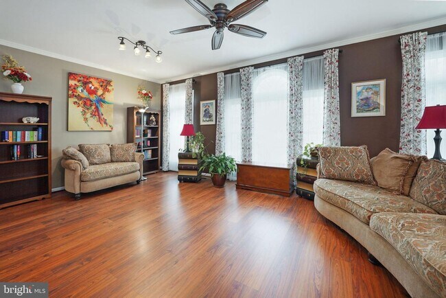 Building Photo - Luxury TH with 2 Car Garage in Sough After Kingstowne