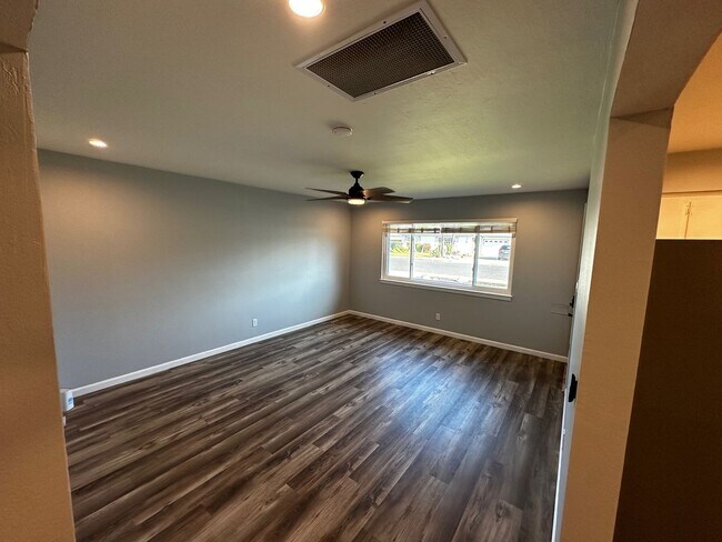 Foto del edificio - Available! Updated, Air Conditioning, Yard- Pets Okay- Move In Ready!