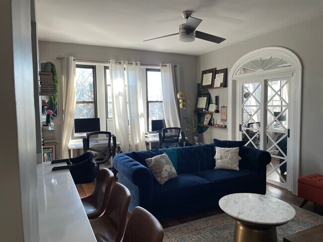 Sala de estar con puerta corrediza al segundo dormitorio. - 4007 Connecticut Ave NW